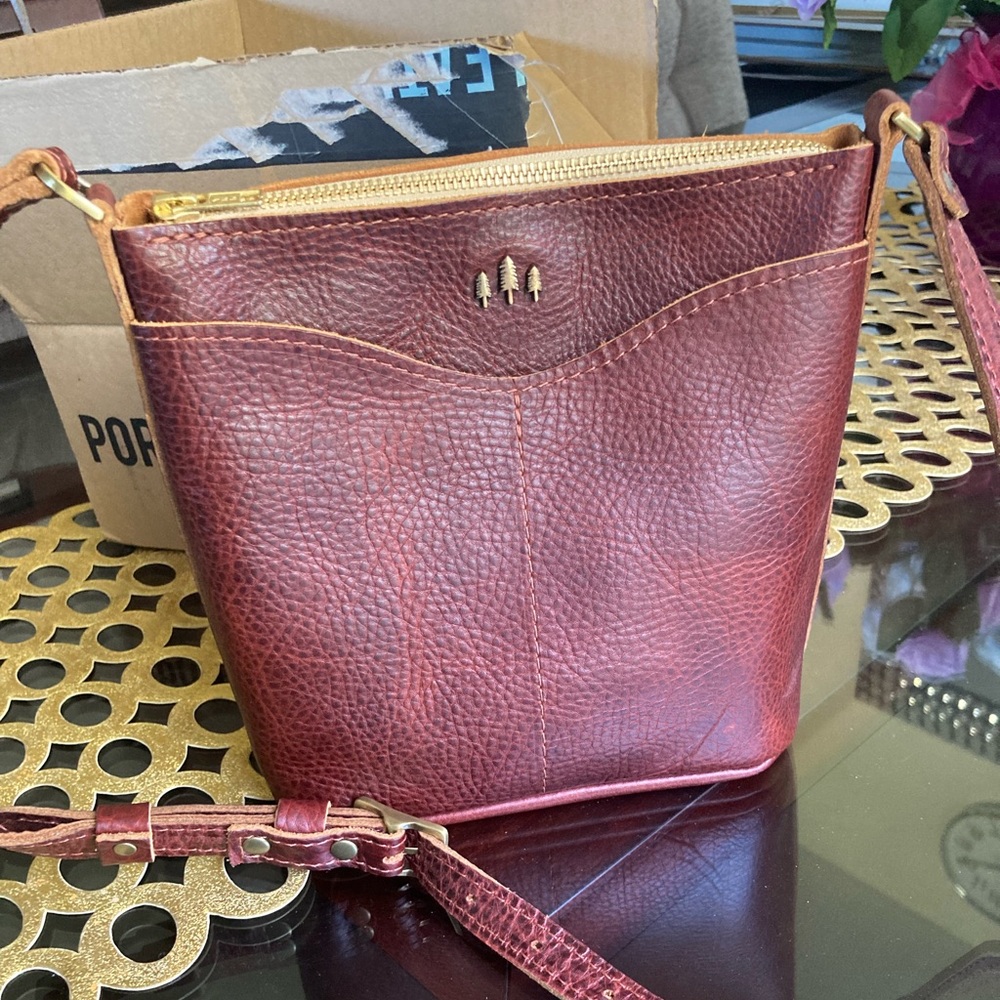 Portland Leather cinnamon bear Crossbody Bag EUC